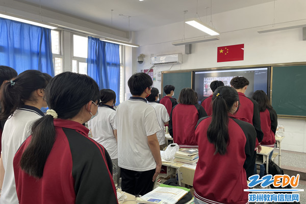 同学们面对国旗庄严肃立_副本 同学们面对国旗庄严肃立_副本