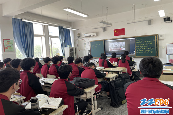 线上线下同时参与升旗仪式_副本 线上线下同时参与升旗仪式_副本