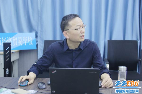 学校教科研专家王松波老师给课题负责人解读结项要求