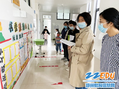 评委老师们点评书香一角_调整大小 评委老师们点评书香一角_调整大小