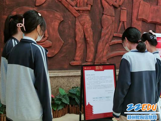 2. 学生驻足观看 2. 学生驻足观看