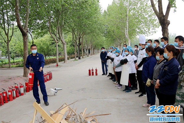 教官为学生讲解灭火知识和要求 教官为学生讲解灭火知识和要求