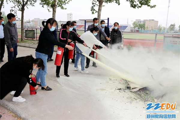 教师代表参与演练 教师代表参与演练