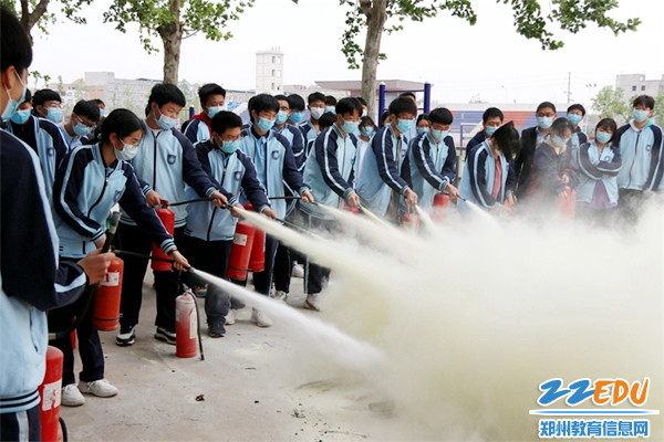 学生代表参与演练 学生代表参与演练