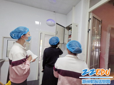 陈园长检查厨房用电安全_调整大小 陈园长检查厨房用电安全_调整大小