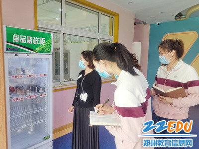 检查小组查看食品留样情况_调整大小 检查小组查看食品留样情况_调整大小