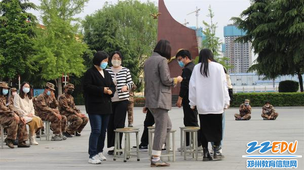 8师生抢凳子游戏 8师生抢凳子游戏