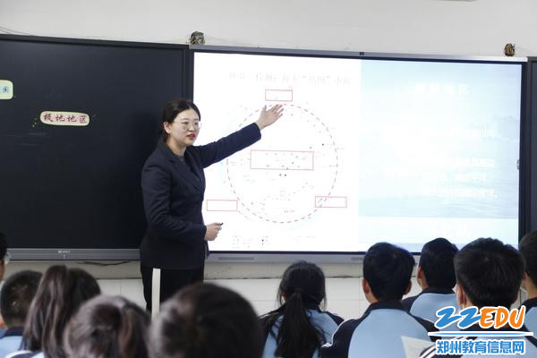 经开区外国语学校王蒙老师在授课
