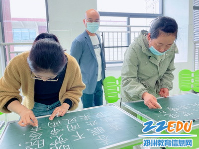 校长巡视比赛现场_调整大小 校长巡视比赛现场_调整大小