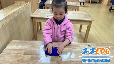 幼儿参与打扫_调整大小 幼儿参与打扫_调整大小