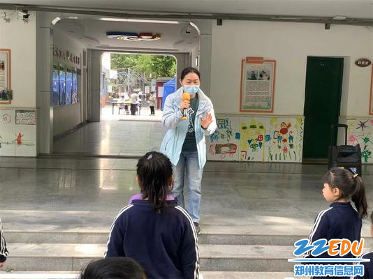 5保教主任张霞宣布自制图书共赏活动开始