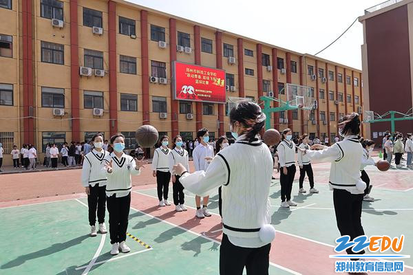 郑州市科技工业学校举办“跃动青春，彩球飞扬”篮球接力比赛