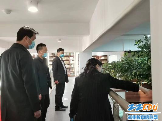 2.向张校长介绍我校图书馆的整体布局 2.向张校长介绍我校图书馆的整体布局