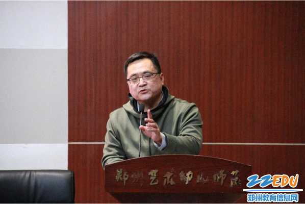 郑州艺术幼儿师范学校学生处主任郑丹上台讲话 郑州艺术幼儿师范学校学生处主任郑丹上台讲话