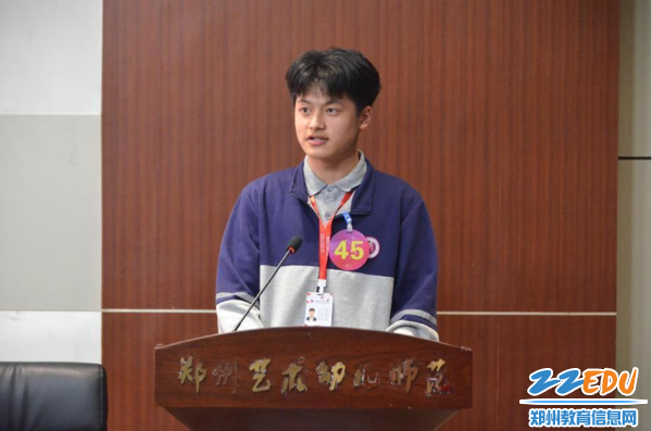 45号竞选选手进行国旗班负责人竞选演讲答辩 45号竞选选手进行国旗班负责人竞选演讲答辩