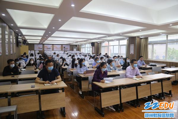 教师专业共同体全体成员认真聆听 教师专业共同体全体成员认真聆听