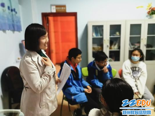 6心理老师修凤仙带领心理社团做活动副本