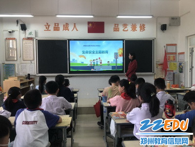 演练前,班主任对学生进行生命安全主题教育_调整大小 演练前,班主任对学生进行生命安全主题教育_调整大小