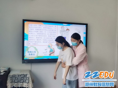 朱老师示范“海姆立克急救法”_调整大小 朱老师示范“海姆立克急救法”_调整大小