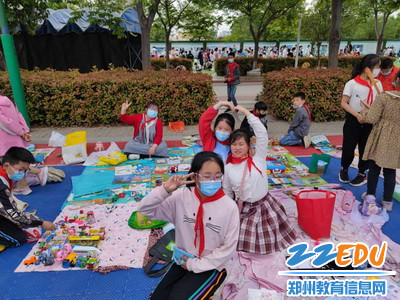 惠济区薛岗小学跳蚤市场开心合影_调整大小 惠济区薛岗小学跳蚤市场开心合影_调整大小