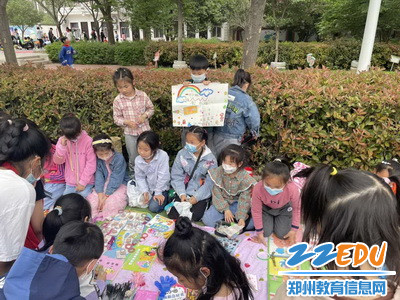 惠济区薛岗小学跳蚤市场热闹非凡_调整大小 惠济区薛岗小学跳蚤市场热闹非凡_调整大小