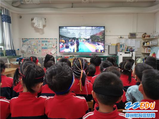 2.班级幼儿通过直播观看运动会