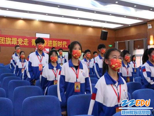 大会在雄壮的国歌声中拉开序幕