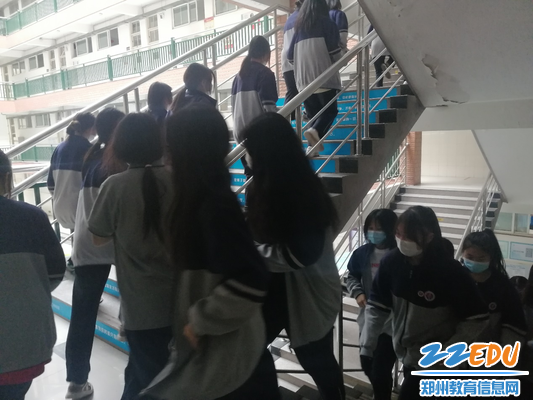 学生们到达3楼安全区域 学生们到达3楼安全区域