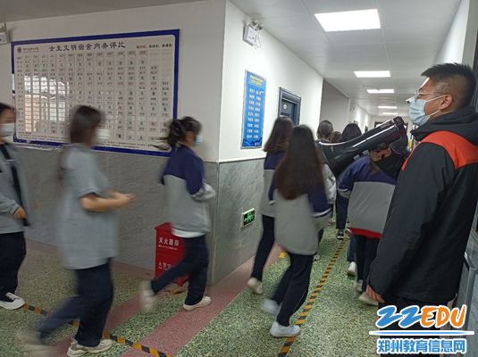 体育教师王志鹏全程进行指挥疏导 体育教师王志鹏全程进行指挥疏导