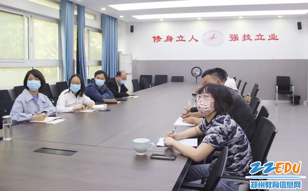 老师们认真听讲 老师们认真听讲