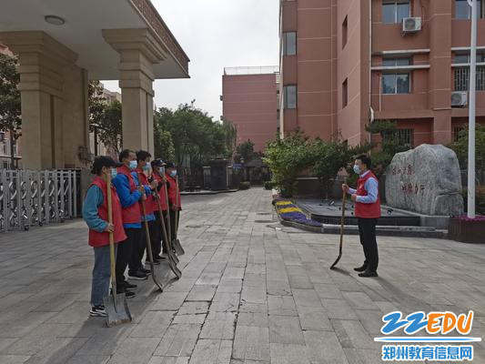 1 副校长黄涛对抢险队员进行防汛应急演练方案培训 