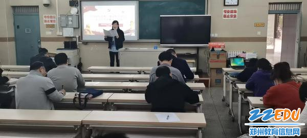 党员教师认真填写学习笔记