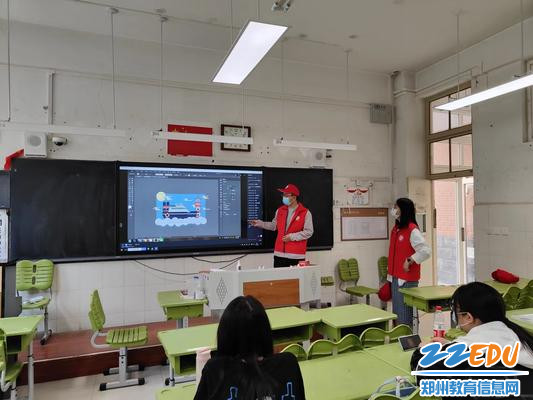 2 党员志愿者马春龙为临时班级调试网课设备