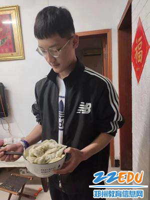 6.学生为母亲端上热气腾腾的饺子表达自己的感恩之情 6.学生为母亲端上热气腾腾的饺子表达自己的感恩之情