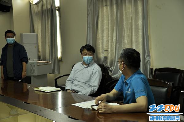 张凯校长（左）与黄江元副校长（右）交流网络大数据的分析情况和听课情况