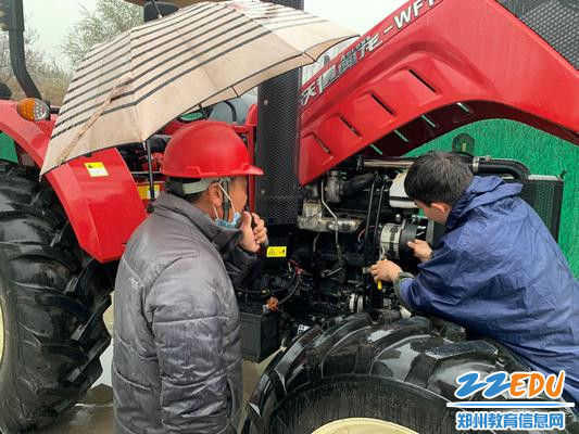 8贾永升帮助村民修理拖拉机