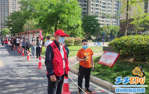 图3 郑州市第五十八中学退休教师贾松峰老师，在水云苑小区进行疫情防控志愿者服务