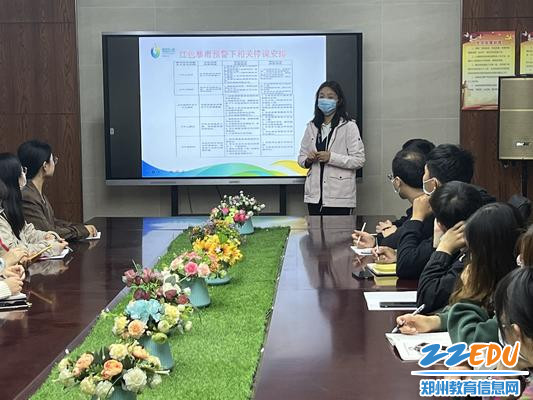 郑东新区聚源路小学分批对全体教师进行防汛安全知识培训