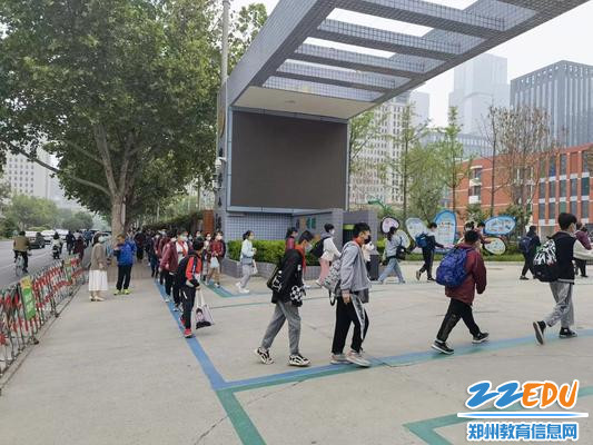 郑东新区康宁小学学生排成两队快速入校