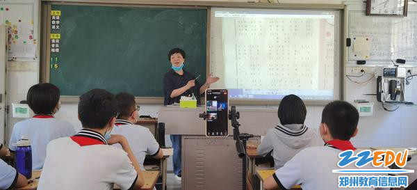 鄭州八中老師通過視頻直播形式給封控區的孩子們上課 - 副本