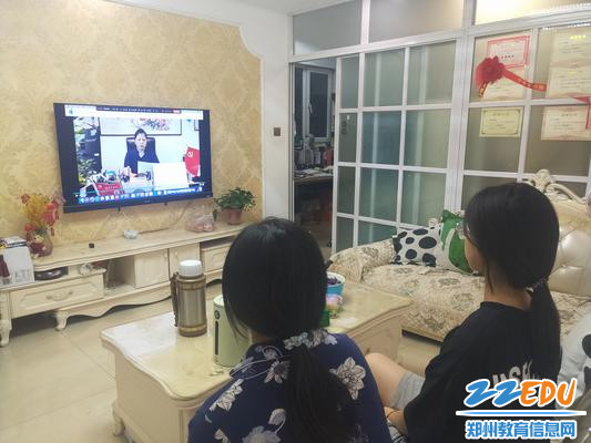 学生及家长共同收看线上家长会 学生及家长共同收看线上家长会