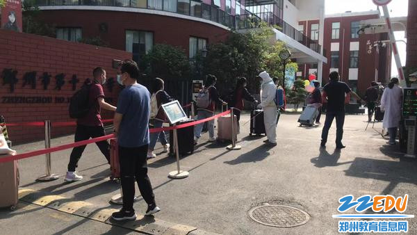 学生错峰有序入校 学生错峰有序入校