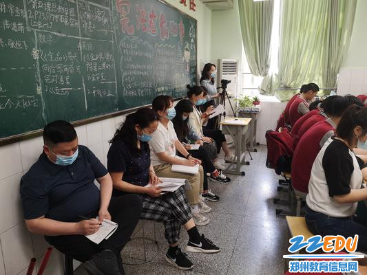 老师们参与观课学习 老师们参与观课学习