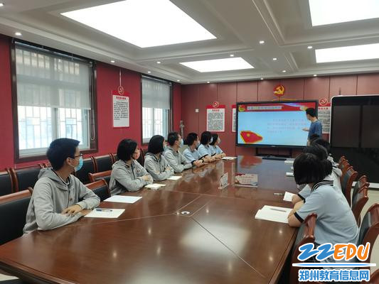 郑州八中团委书记黄晓杰结合工作学习的实际情况向各支部宣讲了《决定》的核心内容