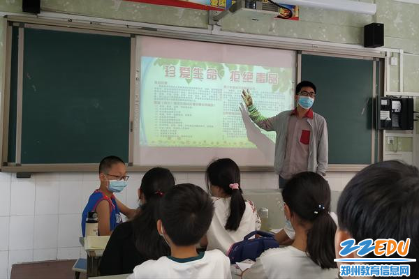 1老师在详细讲解毒品的危害