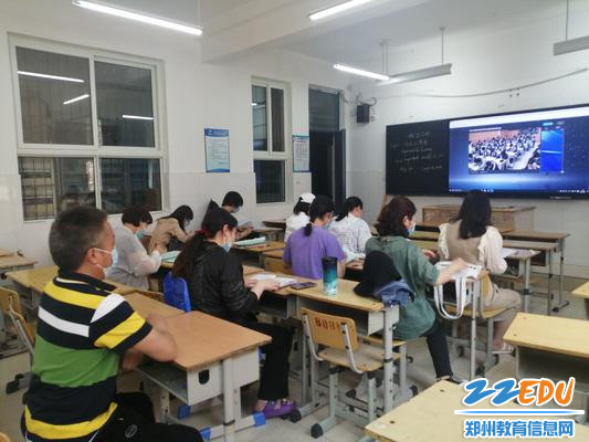 郑州42中组织全体语文教师观看会议
