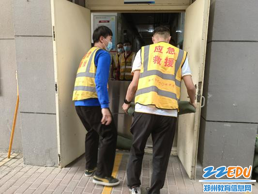 女生宿舍安装挡水板 女生宿舍安装挡水板