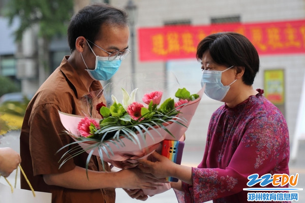 0郑州市第三十一高级中学校长贾惠芬向班主任献花