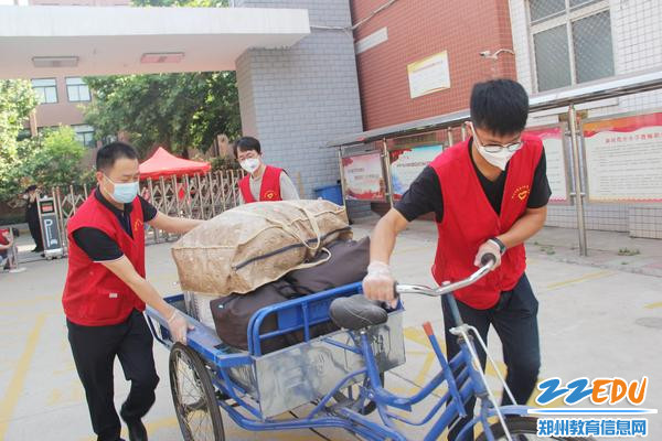 志愿者运送行李 志愿者运送行李