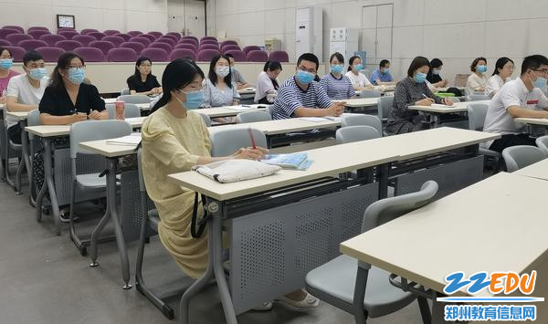 参会老师认真听讲 参会老师认真听讲